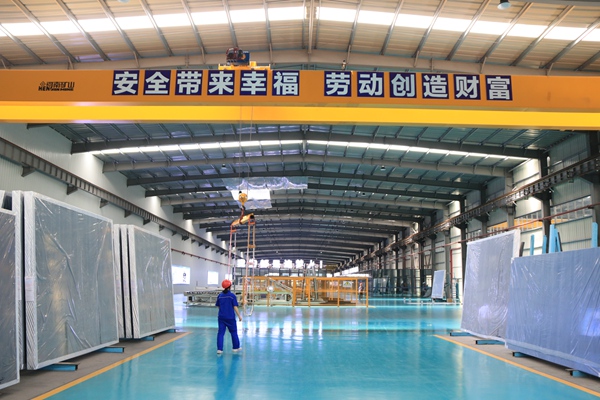 畢節明鈞玻璃股份有限公司生產車間。