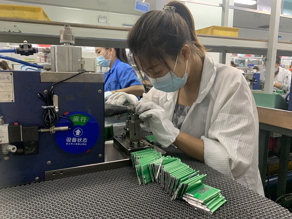 貴州貴航新能源科技有限公司生產車間工人正在工位上工作。