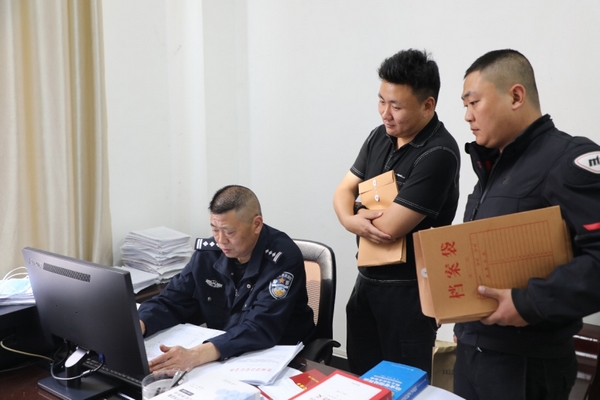 宋波與同事討論案情。安龍縣公安局供圖