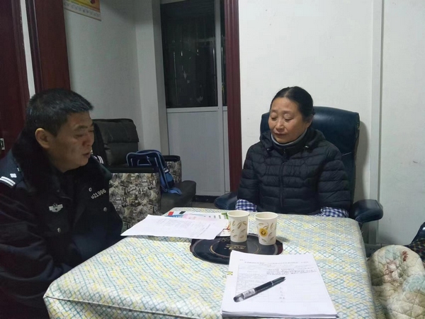 宋波進村入戶開展走訪。安龍縣公安局供圖