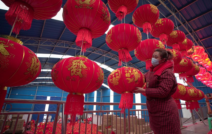 工人在檢查燈籠成品的質量。