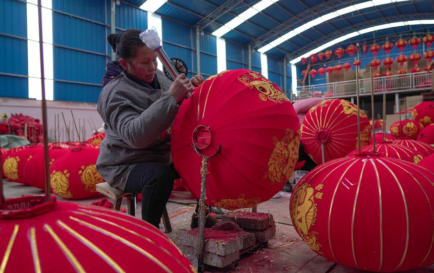 工人在制作燈籠。