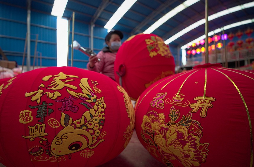 工人在制作燈籠。