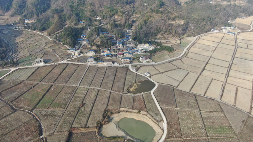 航拍下的壩區和村莊。吳啟萍攝