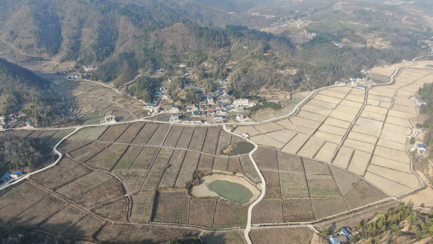 航拍下的壩區和村莊。吳啟萍攝