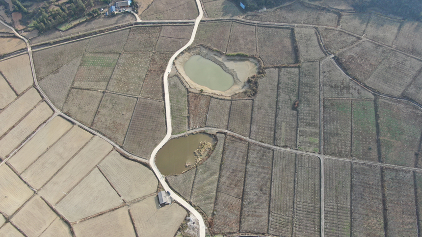 航拍下的壩區和村莊。吳啟萍攝