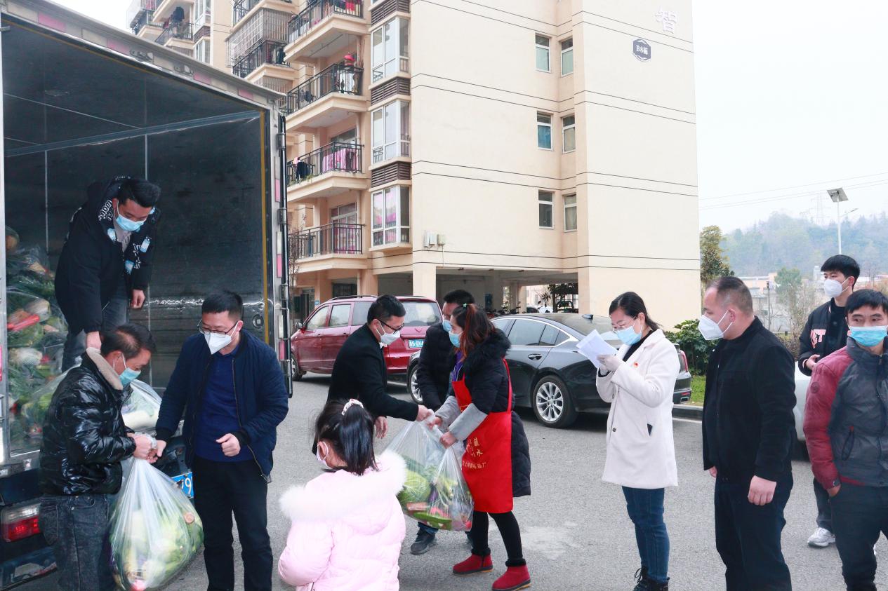 蔬菜包發放給群眾。