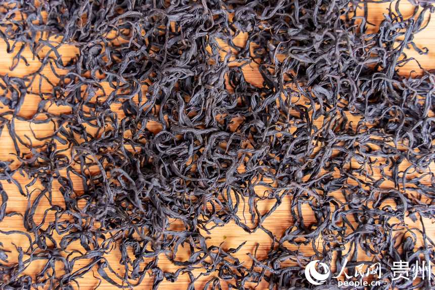 活動現場展出的普安紅茶。人民網 涂敏攝