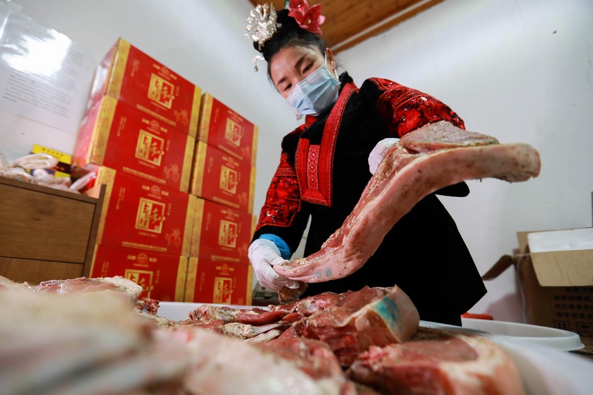2023年1月2日，苗族群眾在腌制臘肉。