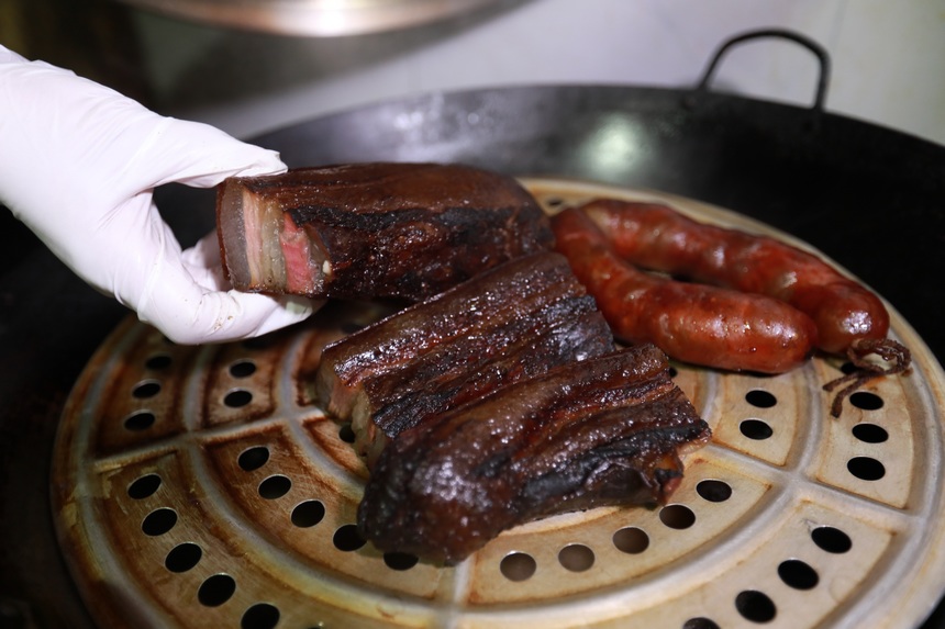 2023年1月2日，苗族群眾在蒸臘肉。