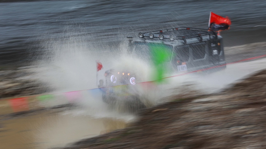 １月１日，越野車愛好者在貴州省黔東南州劍河縣開展越野車競技。