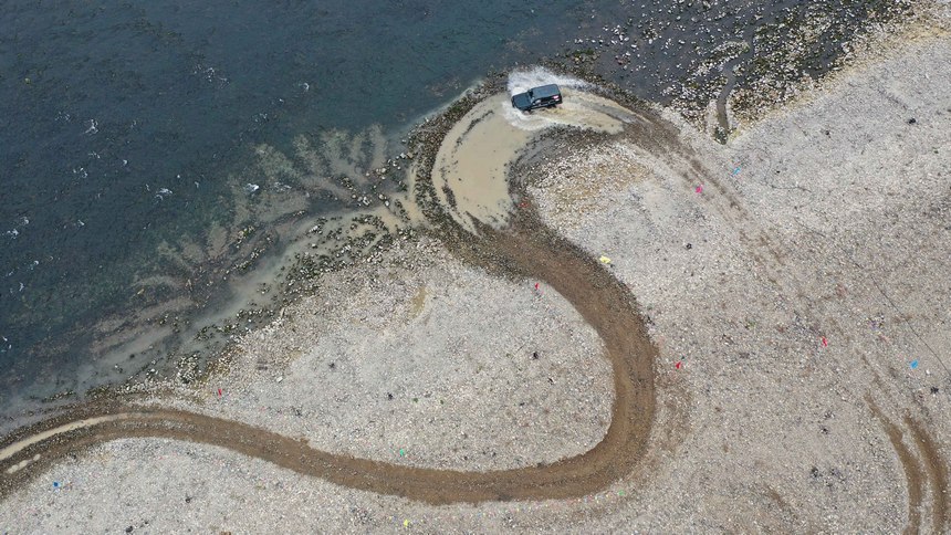 １月１日，越野車愛好者在貴州省黔東南州劍河縣開展越野車競技。