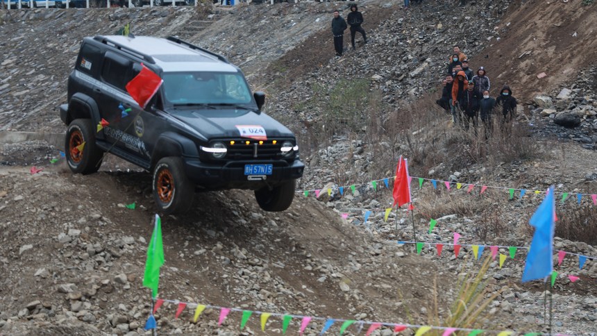 １月１日，越野車愛好者在貴州省黔東南州劍河縣開展越野車競技。