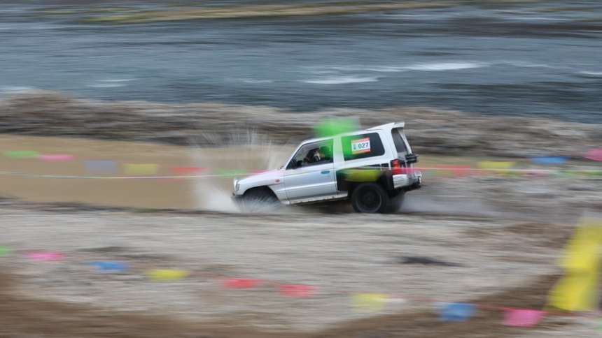 １月１日，越野車愛好者在貴州省黔東南州劍河縣開展越野車競技。