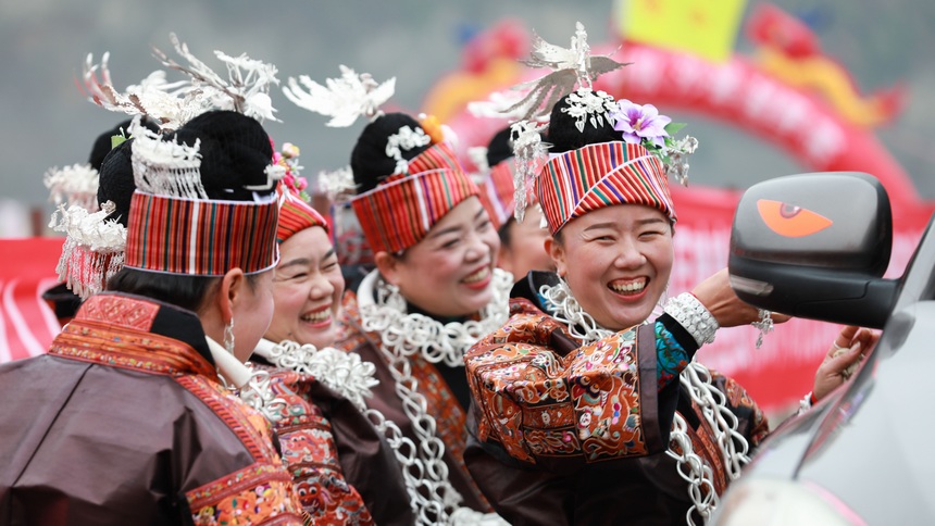 １月１日，在貴州省黔東南州劍河縣的越野車競技賽上，身著盛裝的村民獻上攔門酒 。