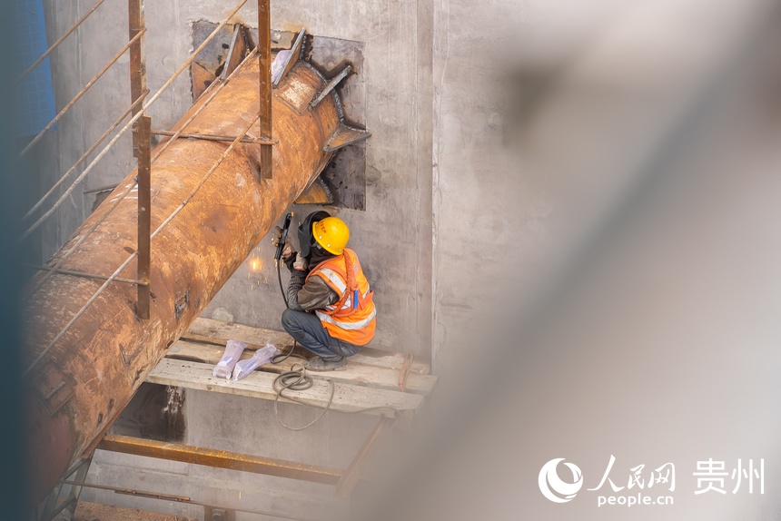 六安高速花江峽谷大橋施工現場，工人正在抓緊施工。人民網 涂敏攝