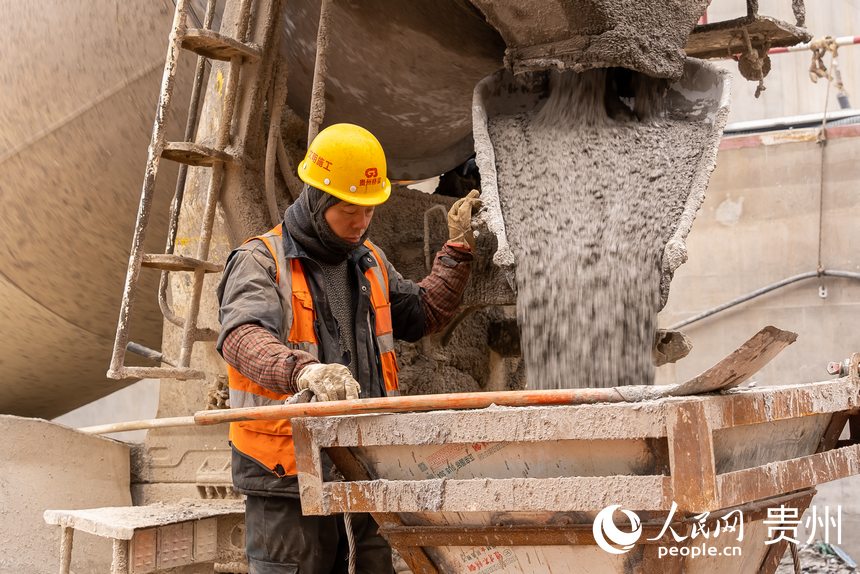 六安高速花江峽谷大橋施工現場，工人正在抓緊施工。人民網 涂敏攝