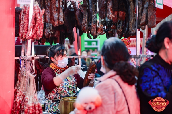 特色商品選購。黔西市融媒體中心供圖