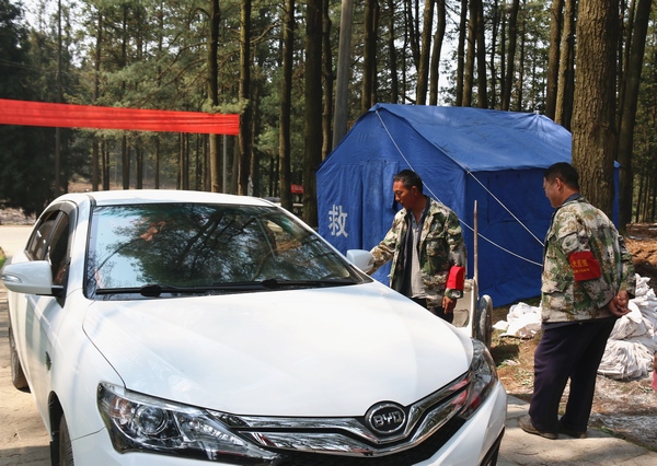 護林員詢問車輛進山原因。