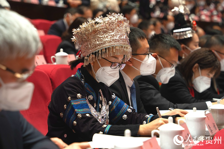 身著少數民族服飾的委員正在認真記錄。人民網 陽茜攝