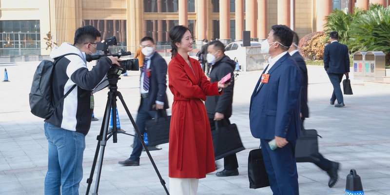 開幕會結束后委員在門口接受記者采訪。人民網 陽茜攝