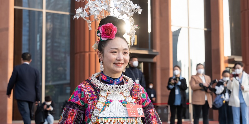 會前，參會代表接受媒體采訪。人民網記者 涂敏攝