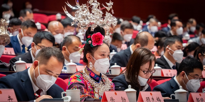 參會代表聽取政府工作報告。人民網記者 涂敏攝