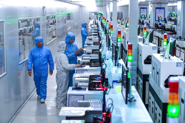 中晟泰科LED智能工廠技術員在固晶車間作業。陳慧 攝