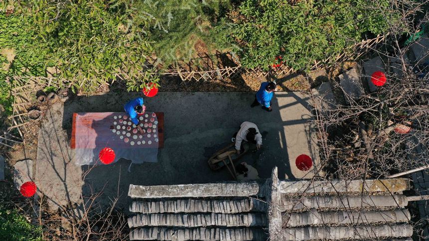 人們掛燈籠、打糍粑，歡歡喜喜迎新年。