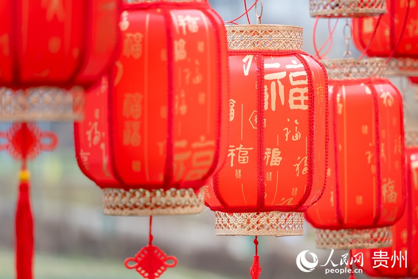 村民們剛剛掛好的紅燈籠。人民網 涂敏攝