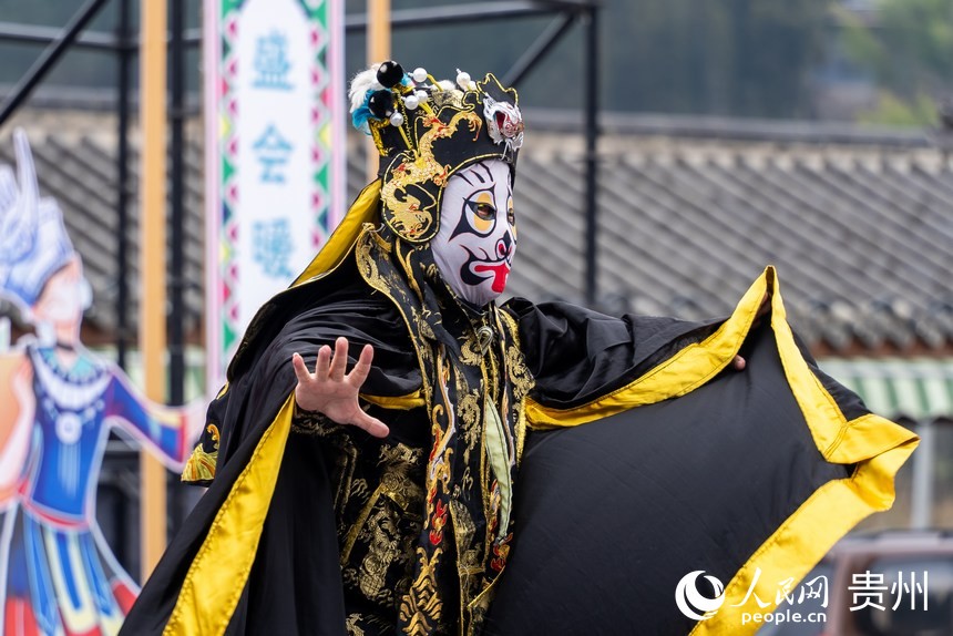 活動現場表演的“變臉”絕活。人民網 涂敏攝