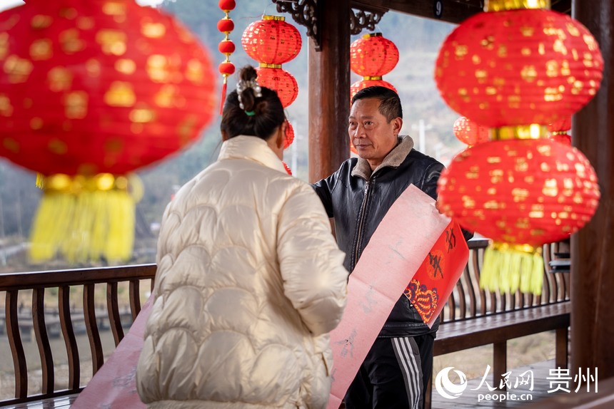 村民挑選心儀的春聯。人民網 涂敏攝