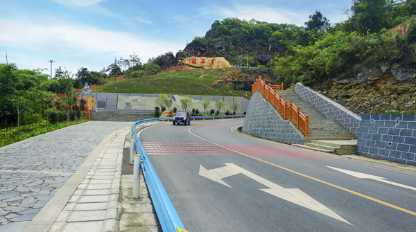 G210獨山至新寨公路黑石關愛國主義教育基地。韋志勝攝