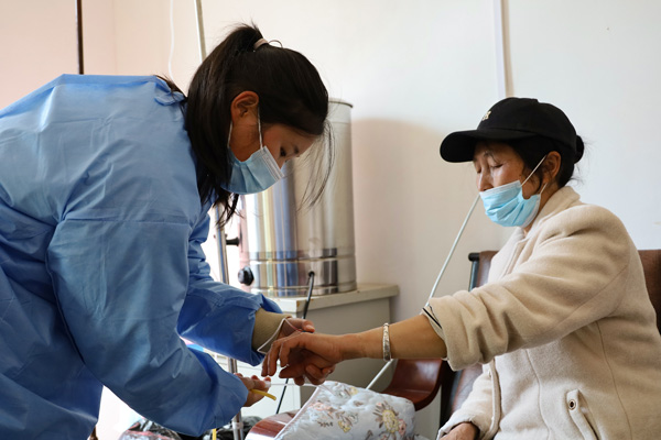 護士陳凱正在為村民輸液。