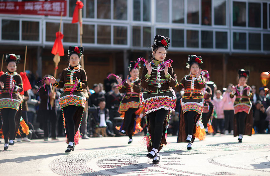 1月27日，盛裝打扮的苗族姑娘展示非遺舞蹈“苗族錦雞舞”。