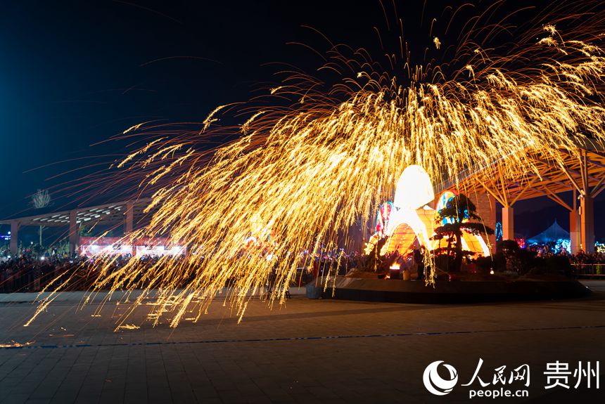 非物質文化遺產打鐵花表演。人民網 涂敏攝