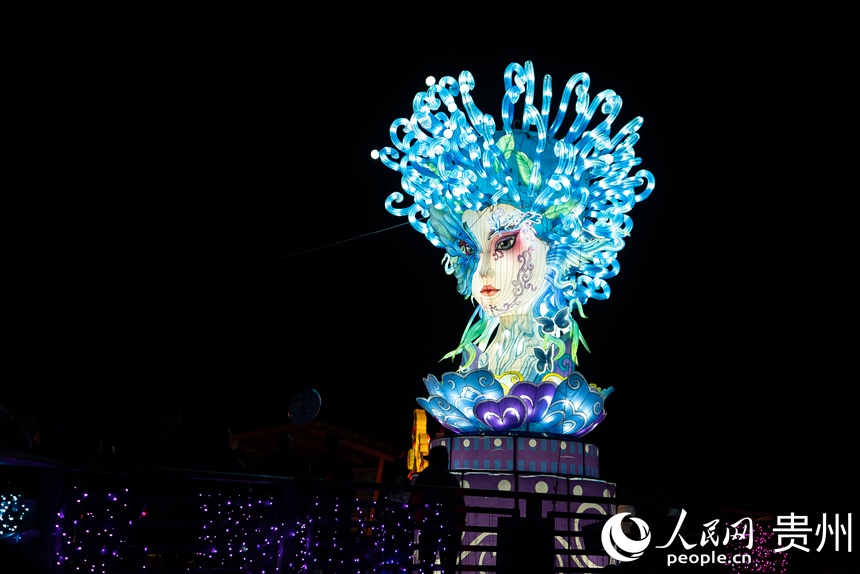 現場的彩燈。人民網 涂敏攝