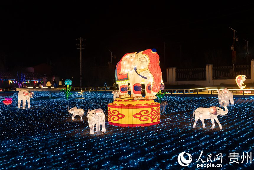 現場的彩燈。人民網 涂敏攝