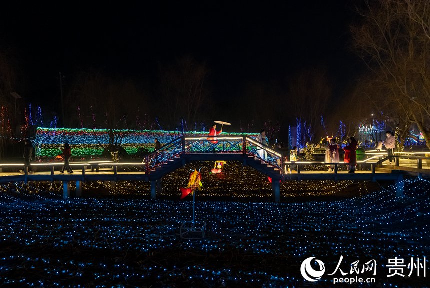 現場的彩燈。人民網 涂敏攝