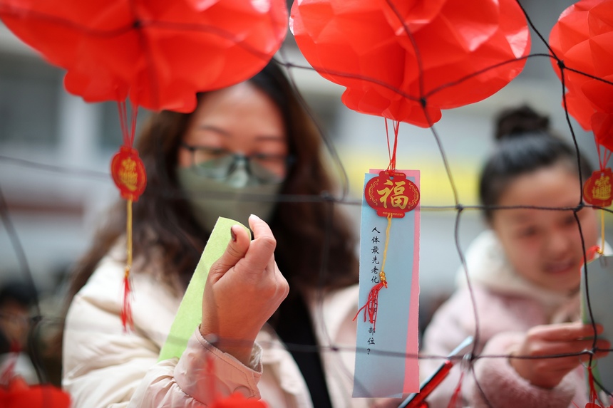 2月2日，群眾在猜燈謎。