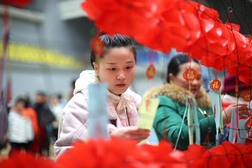 2月2日，群眾在猜燈謎。