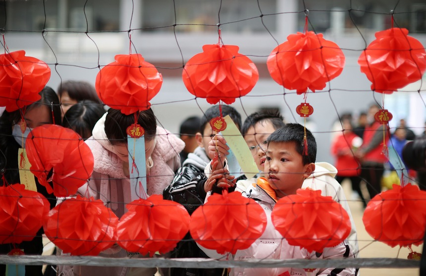 2月2日，小朋友在猜燈謎。