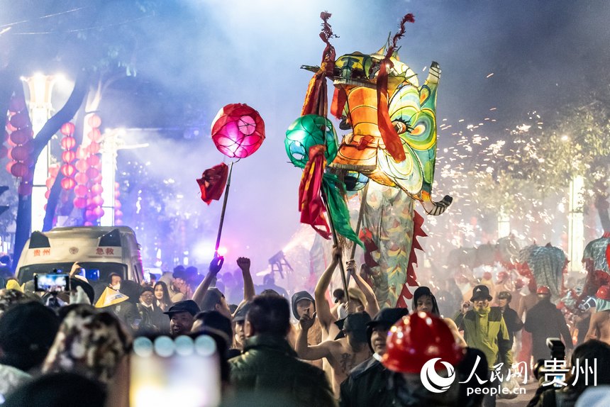 臺江縣的苗族“舞龍噓花”活動現場。人民網記者 涂敏攝