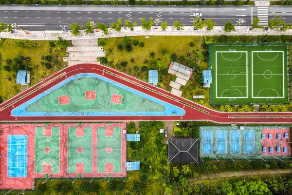 七星關區南山體育公園全民健身廣場體育健身設施。陳曦攝