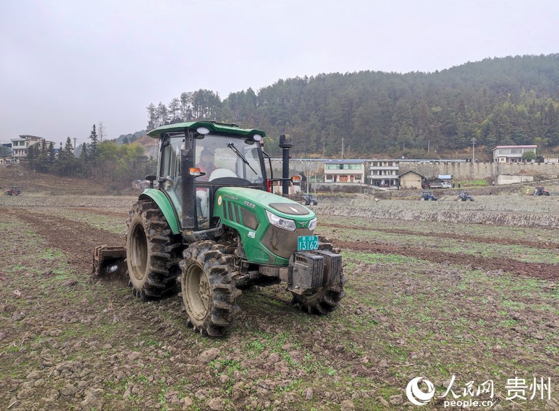 農機手操作播種機進行耕種。人民網 李麗萍攝