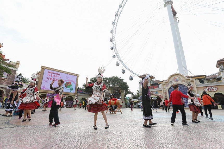 當地群眾被舞蹈吸引，紛紛加入其中。龍俊宏攝