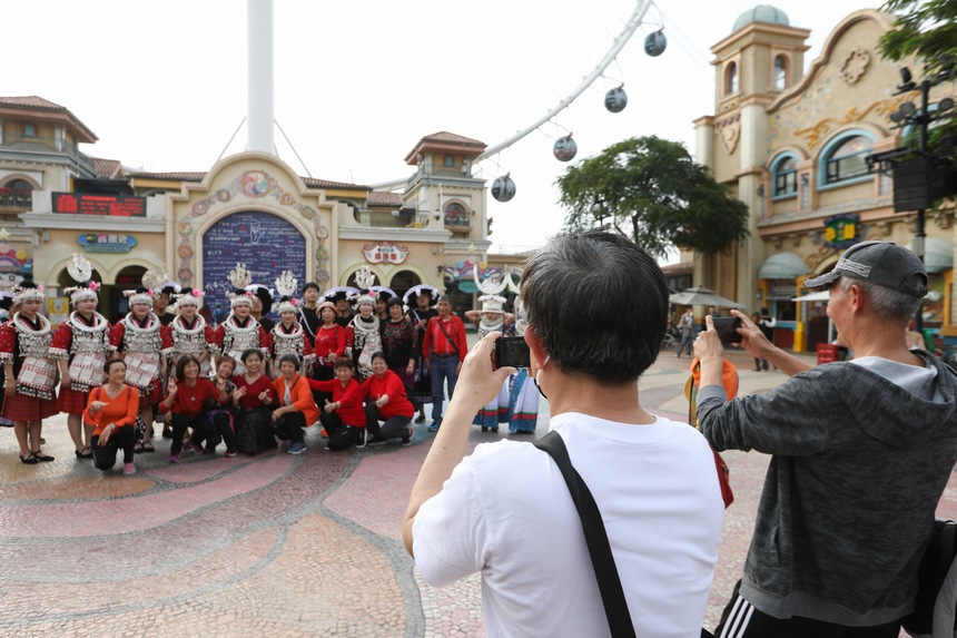 演員同當地群眾合影留念。龍俊宏攝
