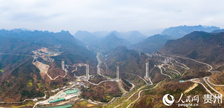 航拍建設中的納晴高速六枝特大橋。人民網記者 涂敏攝