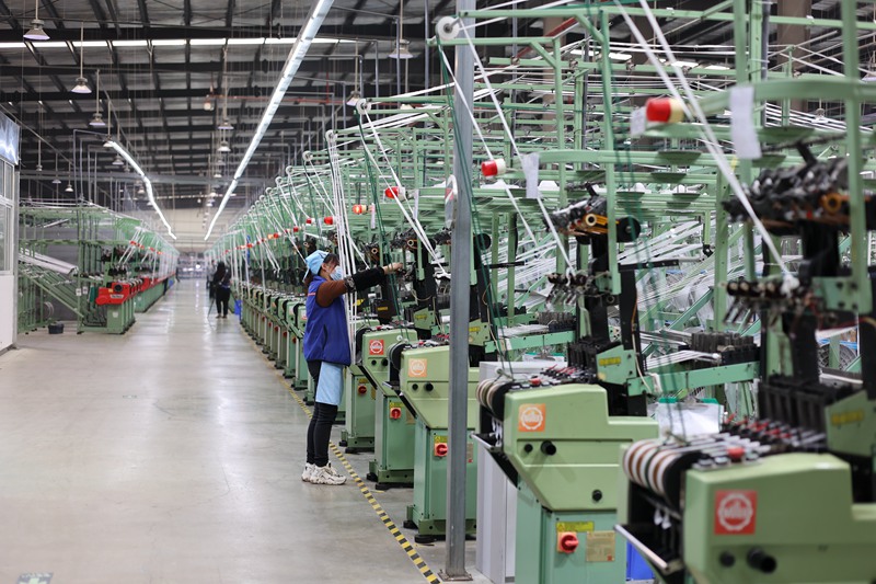 貴州星潤彈性織物有限公司生產車間 各條生產線開足馬力作業 范俊岑 攝