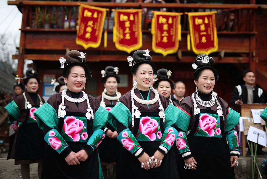 2月24日，貴州省黔東南苗族侗族自治州丹寨縣興仁鎮王家村，身著盛裝的苗族村民參加翻鼓活動。